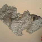 Как правильно заделывать дырки на стенах во время ремонта