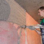 Механическое оштукатуривание стен по бетоконтакту