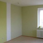 Стена выкрашена в зеленый и белый цвет
