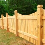 забор на деревянных столбах